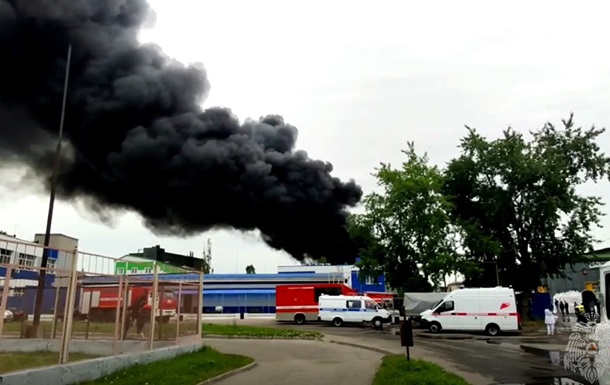 У російському місті спалахнули фура і кілька гаражів, є постраждалий