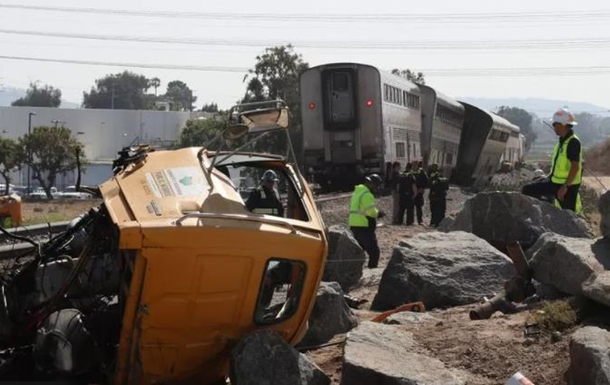 У США внаслідок зіткнення потяга з вантажівкою постраждали 15 людей