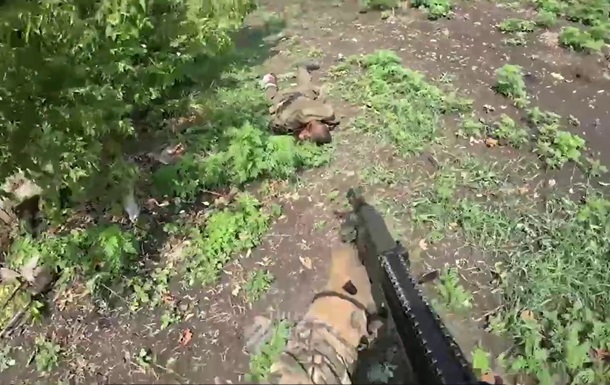 Оккупант пытался взорвать гранатой бойца ВСУ. 18+