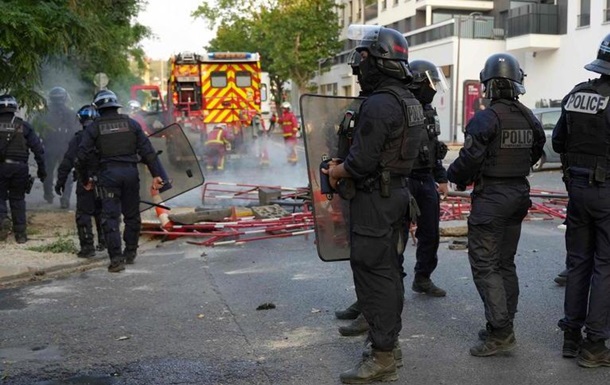 Убивство юнака під Парижем: для сім ї поліцейського зібрали €1 млн