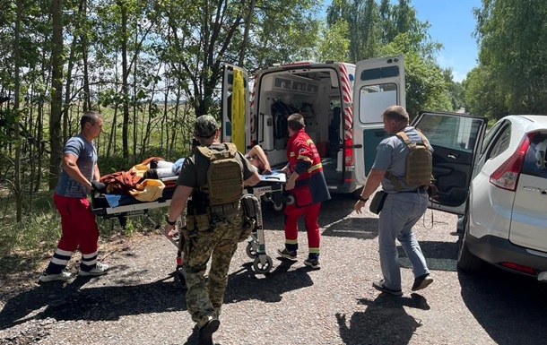 РФ вдарила по центру села на Чернігівщині: троє поранених