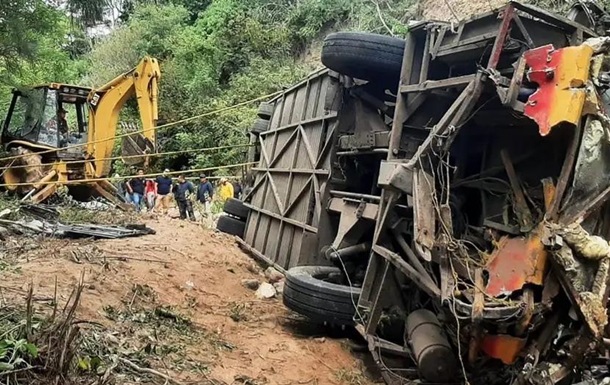 У Мексиці автобус упав в ущелину: 29 людей загинуло