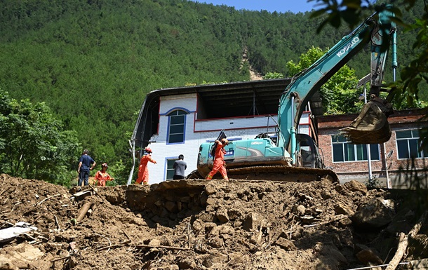 Через потужні зливи в Китаї загинули 15 людей