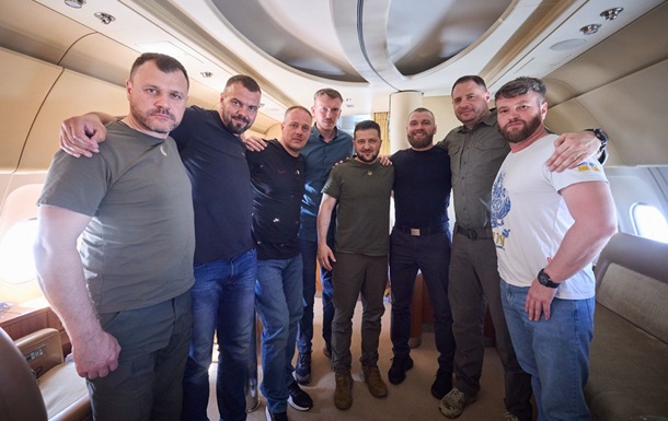 Командири Азову повертаються з Туреччини додому