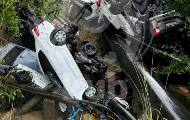 Непогода в Сочи: потоки воды образовали  запруду  из автомобилей