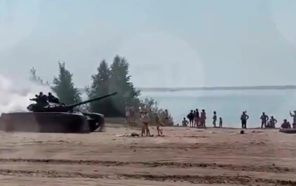 В России танк выехал на пляж и чуть не раздавил отдыхающих