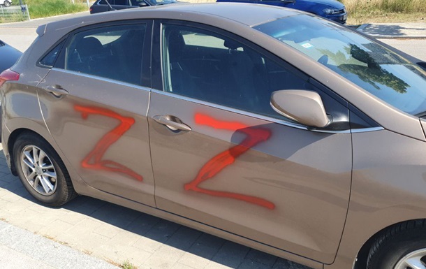 У Відні автомобілі українців розмалювали літерою Z