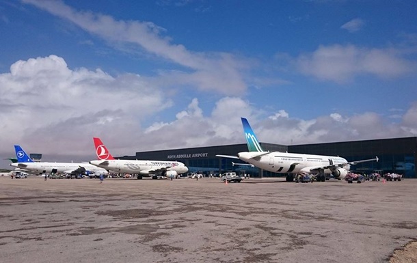 У Сомалі літак на швидкості врізався в огорожу