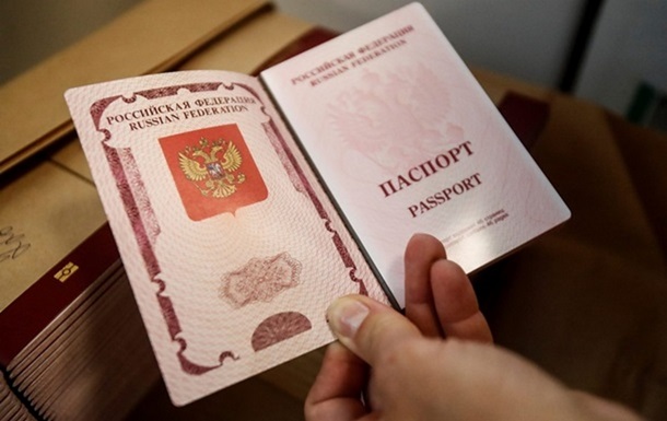 Стало відомо, скільки росіян отримали українські візи за рік