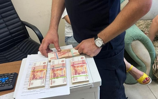 Одеські митники вилучили в українки майже 1,3 млн російських рублів