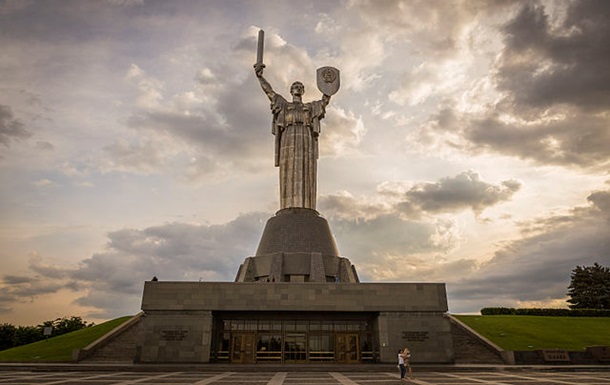 Мінкульт планує опитування щодо долі демонтованого герба СРСР