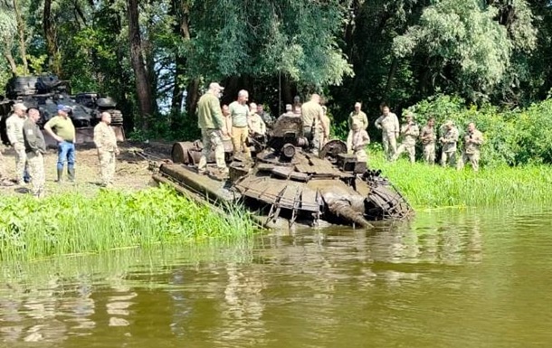 З річки Десна витягли російський танк