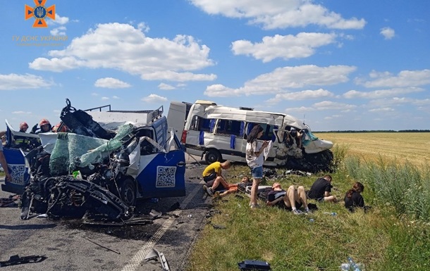 Смертельный рейс: в Кировоградской области столкнулась маршрутка и автобус