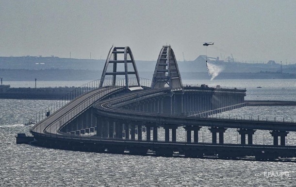 В РФ заявили о  повреждении дорожного полотна  на Крымском мосту