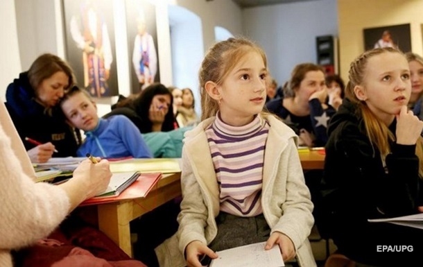 Більшість школярів-біженців паралельно здобувають українську освіту