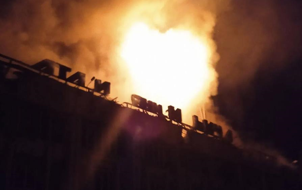 В оккупированном Мариуполе горит дворец  Украинский дом 
