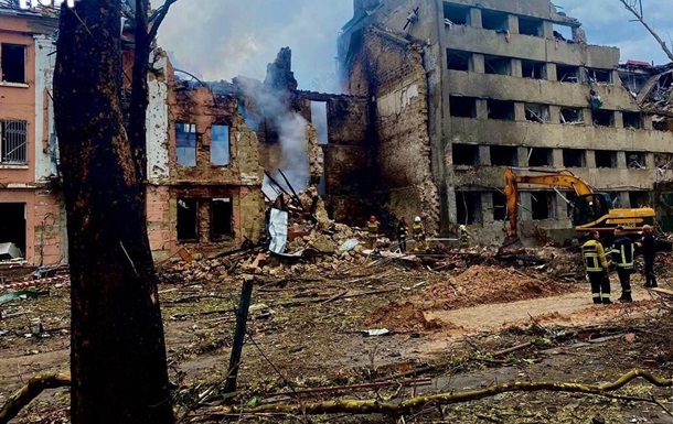 Удар по Миколаєву: з-під завалів будинку дістали тіло жінки