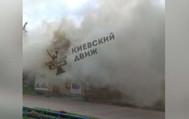 У Києві в районі Гідропарку спалахнула сильна пожежа