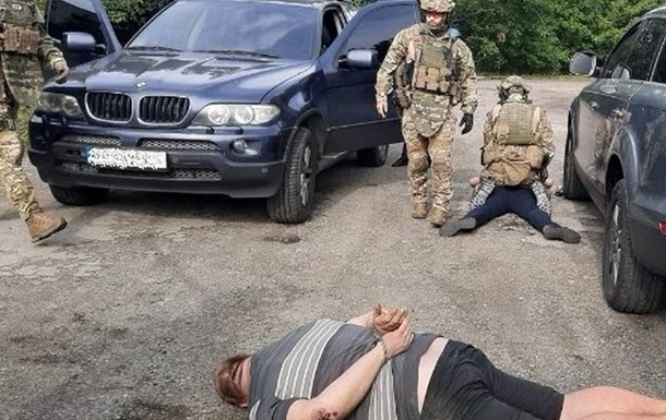 На Дніпропетровщині перекрито канал постачання й збуту наркотиків і зброї