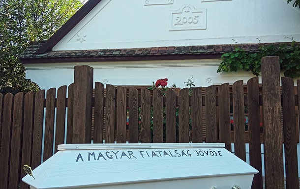 Из-за дружбы с Путиным. Орбану  подарили  гроб