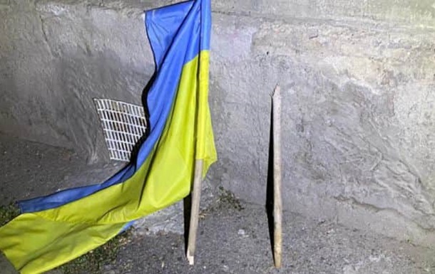 В Одесі затримали чоловіка, який зірвав з будівлі український прапор