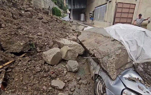 В РФ чотири авто  поховало  під завалами стіни - соцмережі