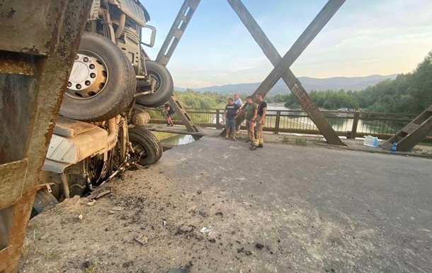 Обвал в Закарпатье: мост капитально не ремонтировали 66 лет