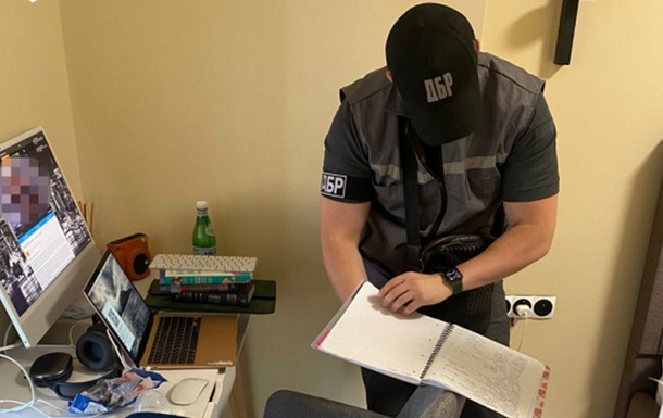 Трьох дніпровських правоохоронців підозрюють у привласненні криптовалюти