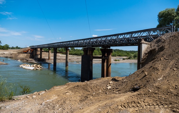 В Україні запустили один з найдовших тимчасових мостів