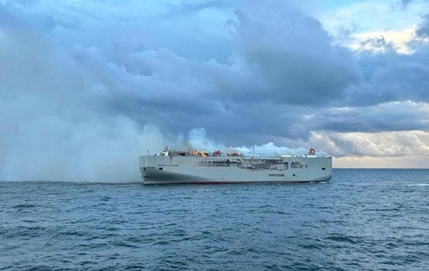 Біля узбережжя Нідерландів горить вантажне судно