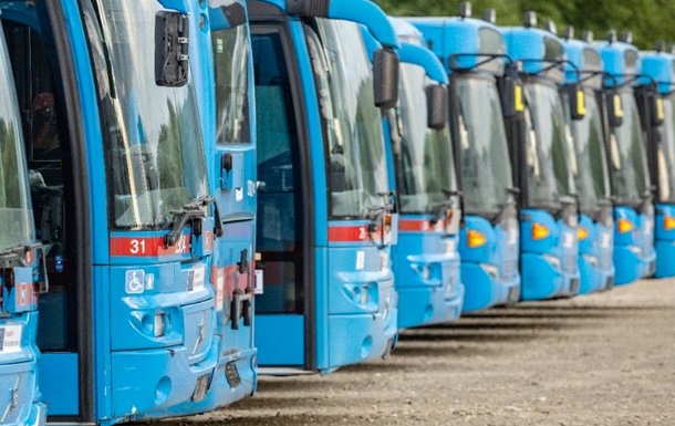 ЄС передав Україні 65 шкільних автобусів