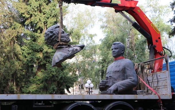У Полтаві знесли пам’ятники Пушкіну і Ватутіну 