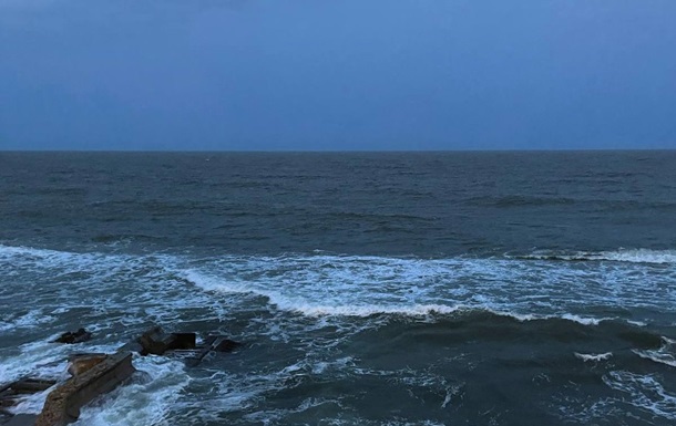 В Одесі дві людини загинули у морі через шторм