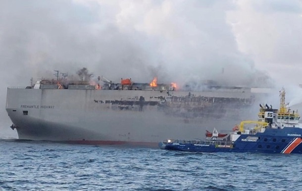 Біля берегів Нідерландів на судні згоріли майже 3800 авто