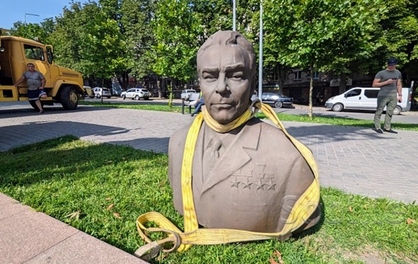 В Каменском демонтировали памятник Брежневу