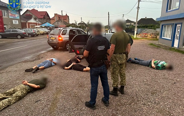 В Черновицкой области задержали чиновника военкомата и его подельников