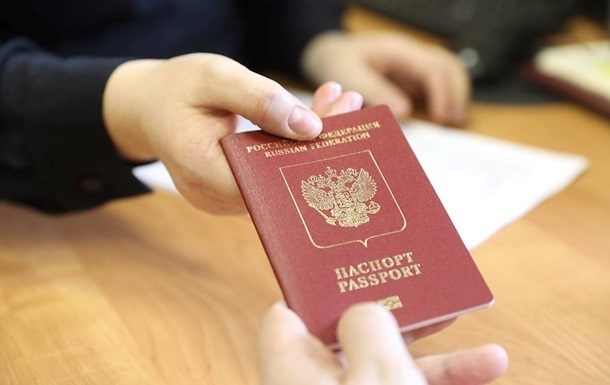 Росіяни на Запоріжжі підкуповують пенсіонерів для прискорення паспортизації
