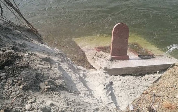 У РФ дощі розмили цвинтар: домовини знесло в річку