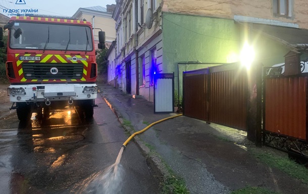 Через зливу в Чернівцях підтопило квартири в житлових будинках