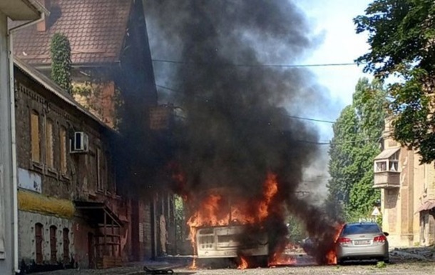 Центр Донецька потрапив під обстріл: горять авто
