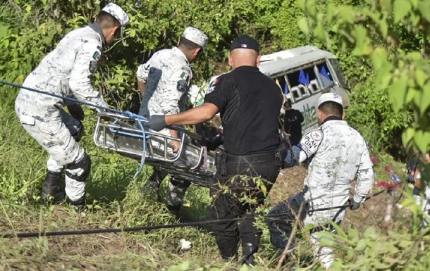 Водій заснув за кермом: у Мексиці в ДТП загинули понад 20 людей