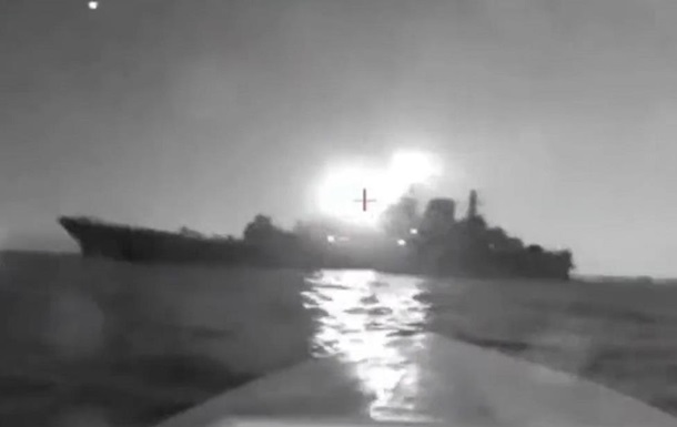 З явилося відео атаки дрона на корабель РФ