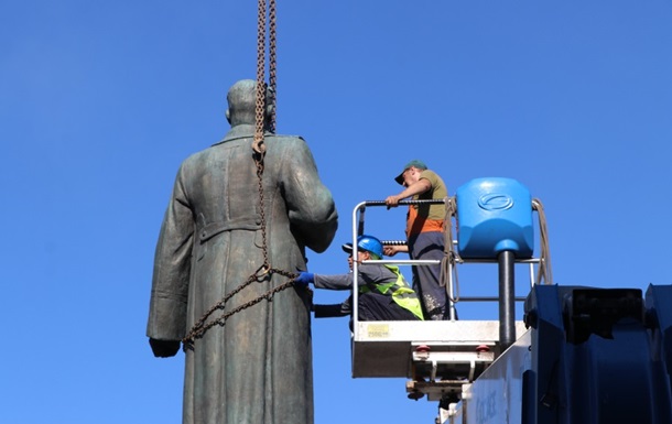 У Полтаві знесли пам ятник радянському генералу 