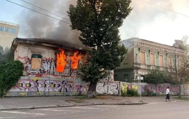В Киеве на Подоле подожгли памятник архитектуры