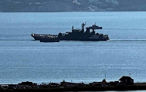З явились нові фото підбитого російського корабля
