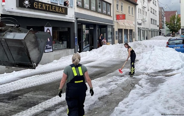 Град в Німеччині: на дороги вивели снігоприбиральні машини