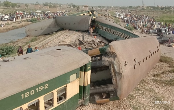 Близько 30 людей загинули внаслідок аварії поїзда в Пакистані