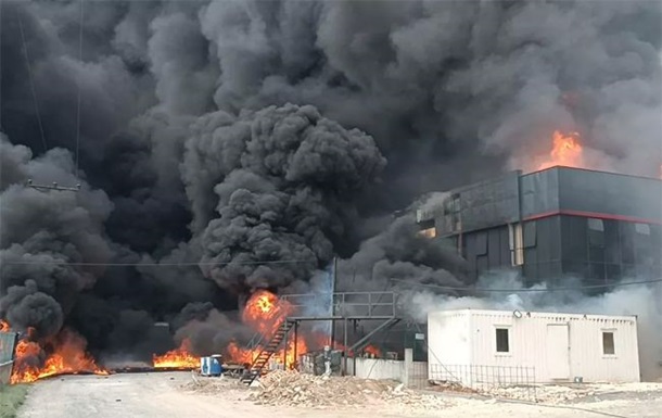 В Турции произошел масштабный пожар на химзаводе
