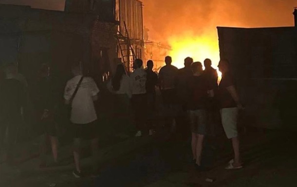 В російському Домодєдово був вибух, почалася сильна пожежа