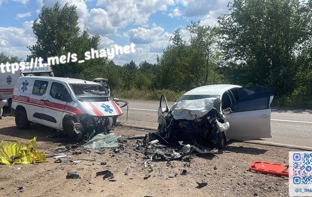 На Миколаївщині авто зіткнулося зі швидкою, троє загиблих